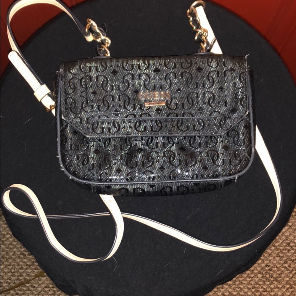 Sweet little Guess crossbody!